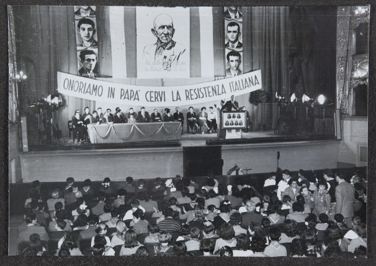Reggio Emilia, 1955, Teatro Municipale, Festeggiamenti per l'80° di Alcide Cervi, panoramica del pubblico